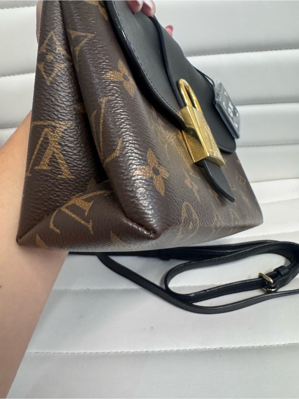 Louis Vuitton Locky BB monogram and black handbag with strap - Picture 4 of 9